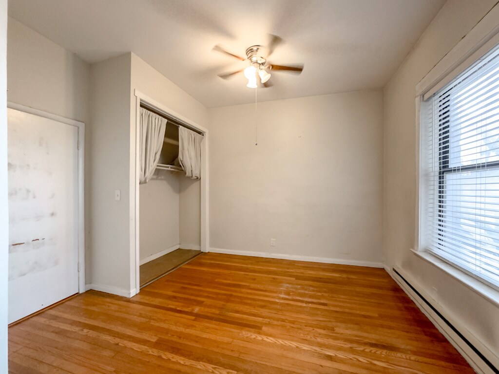 Building Photo - 917 W Waveland Ave