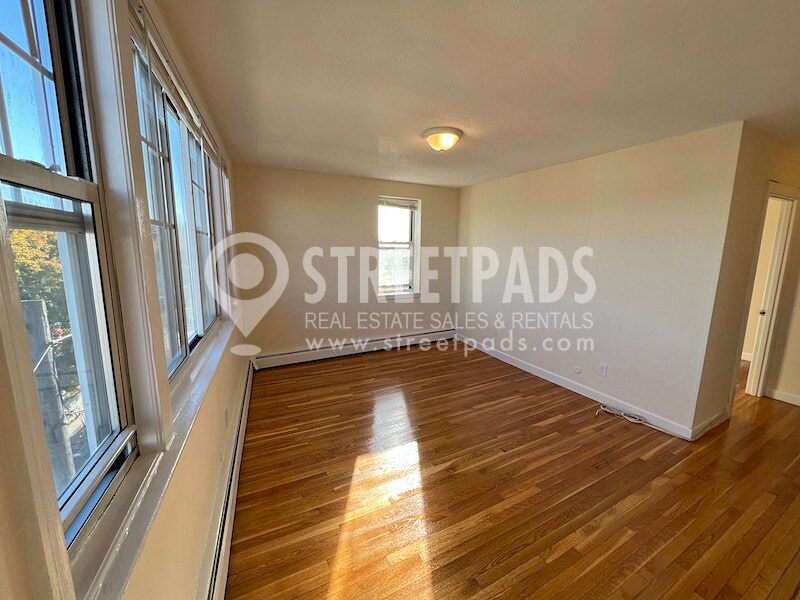 Building Photo - 160 N Beacon St