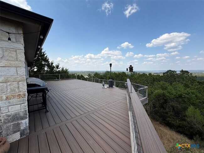 Building Photo - 901 Madrona Dr