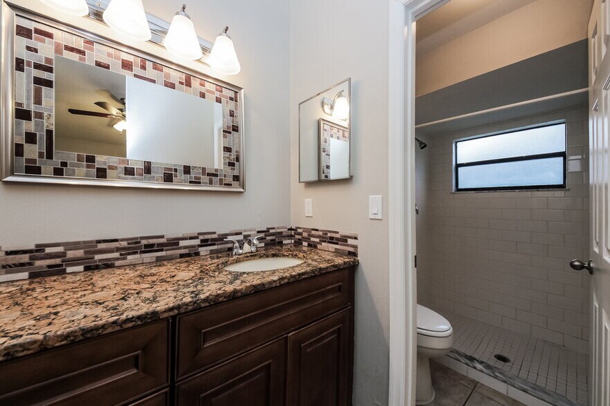 Building Photo - 310 Medina Ct