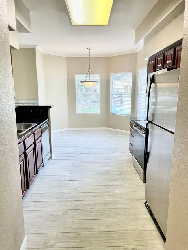 Building Photo - Stunning 3 Bedroom Condo In Scottsdale!