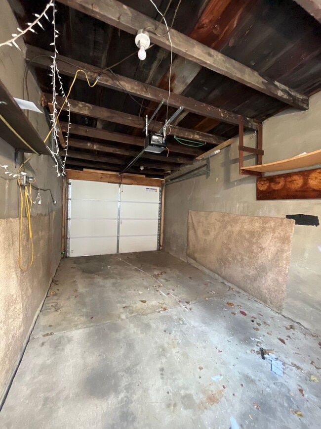 Building Photo - Large, well-maintained 4-bedroom, 1-bathroom row home