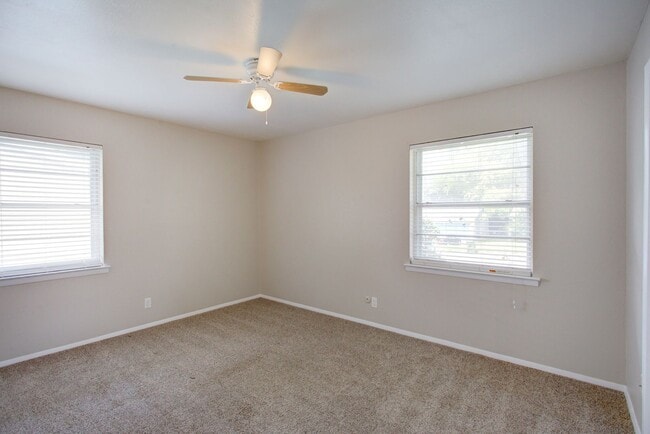 Building Photo - Coming Mid-August! 4 Bd, 2 Ba | N. Arlington