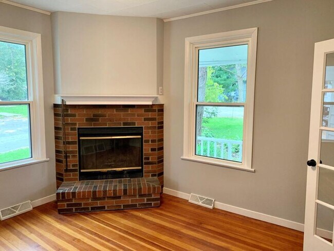 Building Photo - 3BR 1.5BA Twin Lakes Home