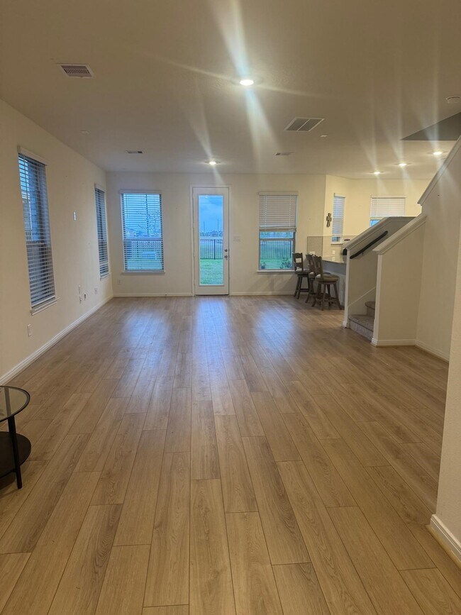 Building Photo - 4841 Sun Fls Dr