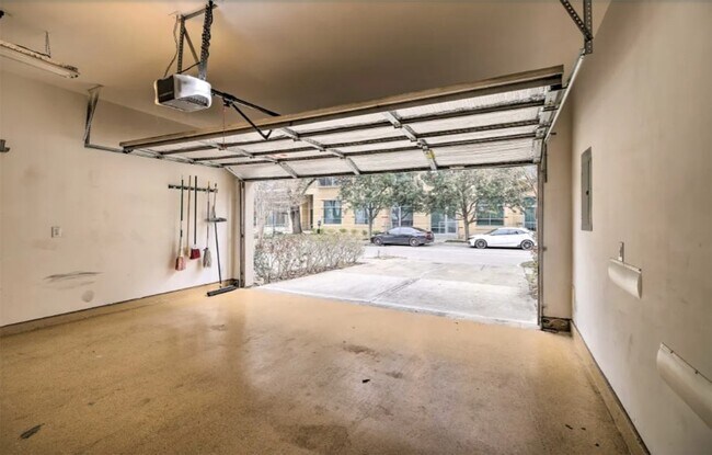 Building Photo - 1006 Rochow St