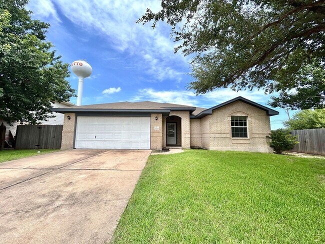 Primary Photo - Spacious 4/BR 3/BA One-Level Home with Lar...