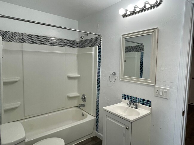 Building Photo - Updated and Spacious 2 bed 2 bath in the P...