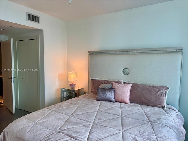 Building Photo - 200 Biscayne Blvd Way