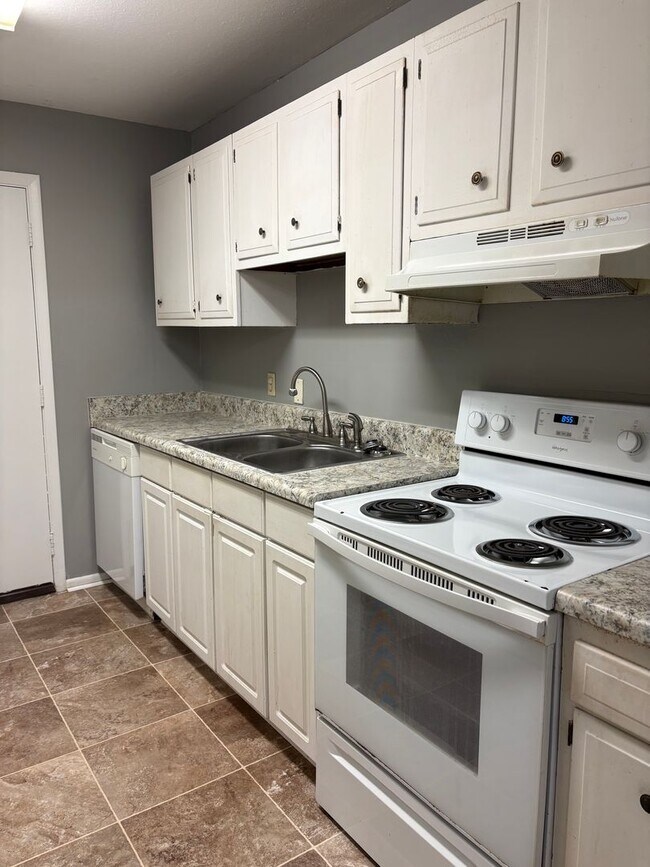 Building Photo - 3bed/1.5 Bath Duplex Astoria Park