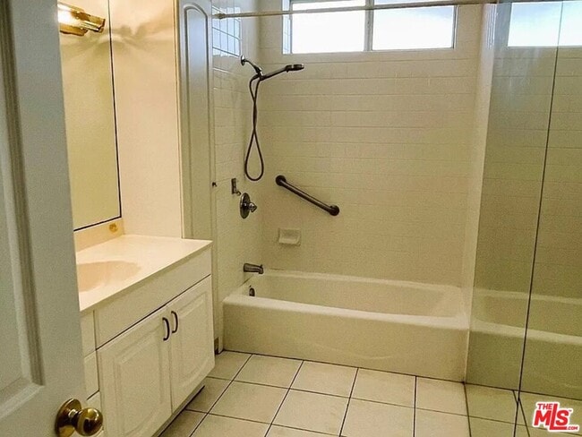 Building Photo - 755 N Kenmore Ave