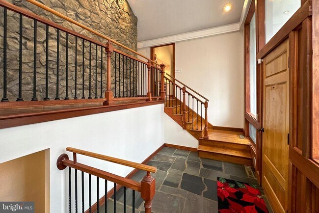 Building Photo - 19 Ridgeview Rd