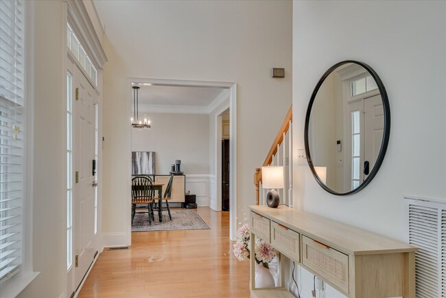 Building Photo - 5 Bed/3 Bath home with Primary Bedroom & a...