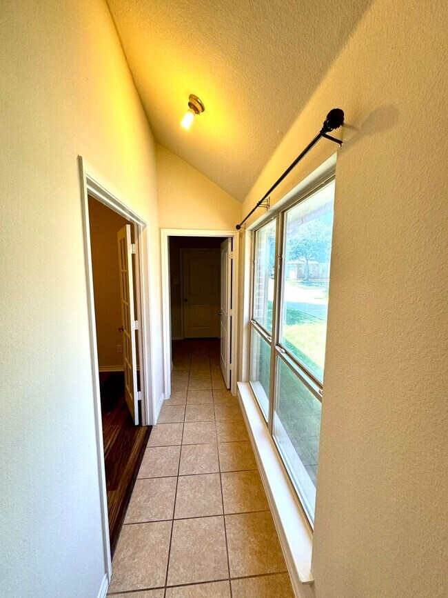 Building Photo - 1703 Stonewick Dr