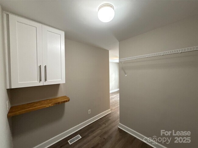 Building Photo - 707 Grandin Rd