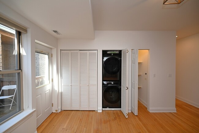 Building Photo - 7404 N Oakley Ave