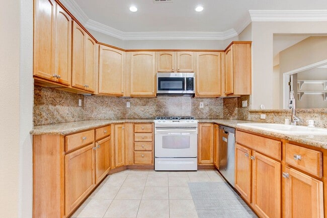 Building Photo - 809 Royal Birch Ln