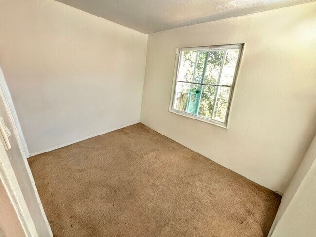 Building Photo - 5730 Bayview Ave