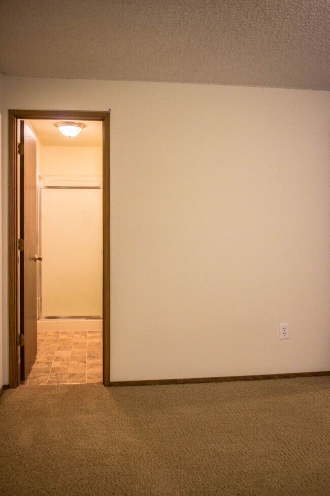 Building Photo - Riverside 408-410