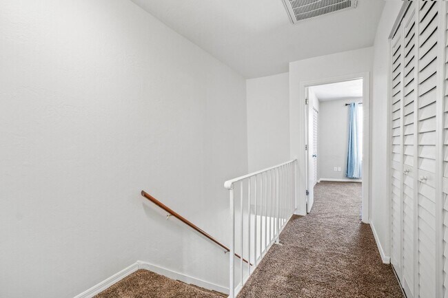 Building Photo - Beautifully updated 2-bedroom, 1.5-bathroo...