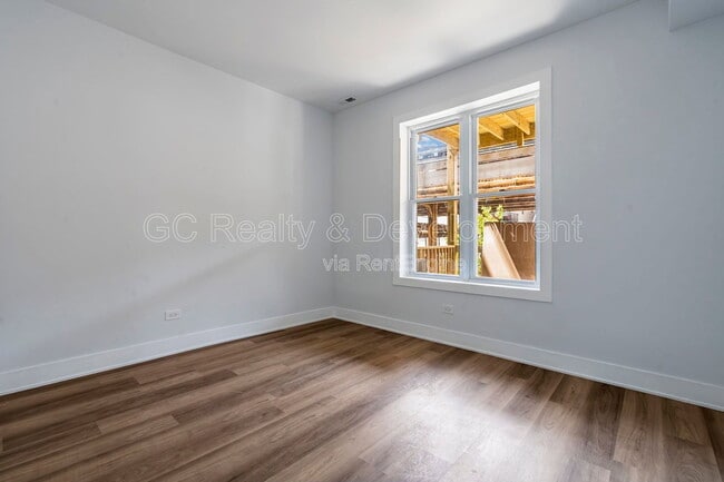 Building Photo - 3744 N Wilton Ave
