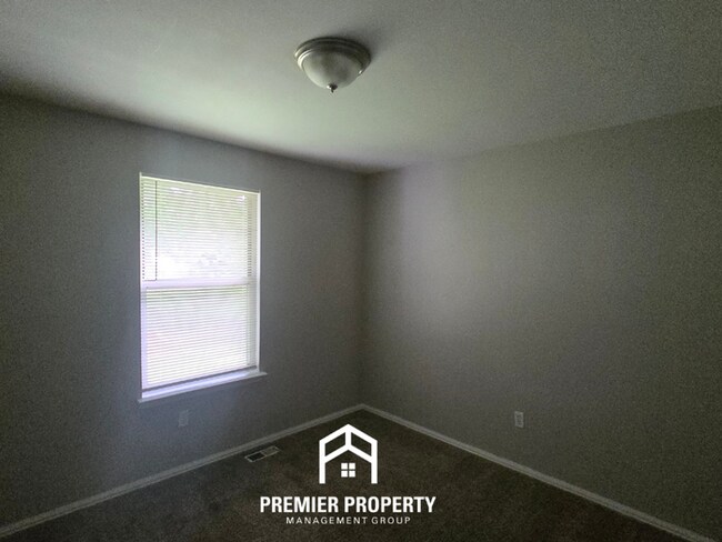 Building Photo - Stunning 3BR/2BA Florissant Home with Fireplace, 2-Car Garage & Fenced Yard!