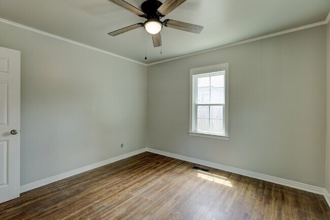 Building Photo - Remodeled 2/1