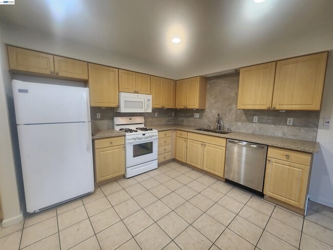 Building Photo - 252 Lansing Way