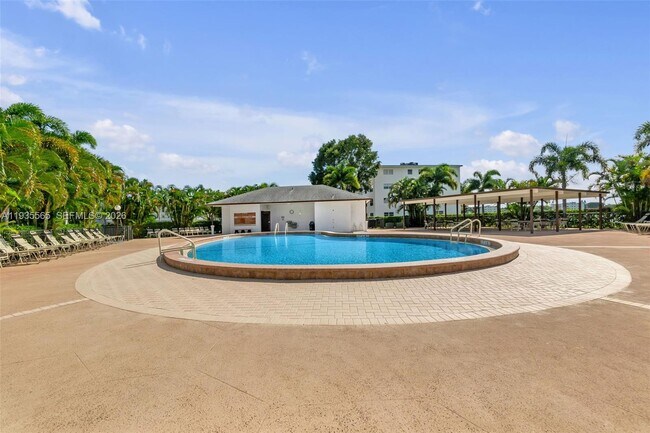 Building Photo - 4025 Yarmouth E