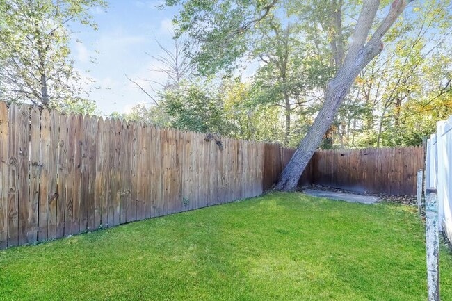 Building Photo - 551 Summit St