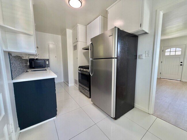 Building Photo - Large Private Yard, New Flooring & Free Laundry in Renovated 1BD