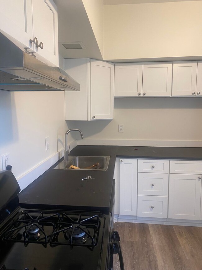 Building Photo - Must see 2 Bed 1 Bath apartment in Bellevue