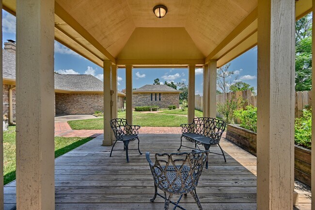 Building Photo - 128 Douglas Dr