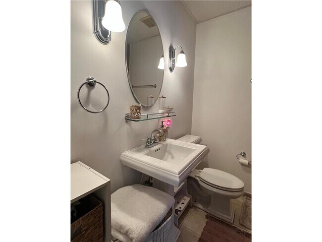 Building Photo - 520 Lake Summit Ct