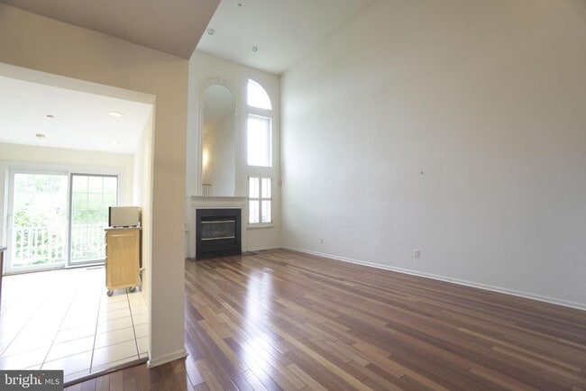 Building Photo - 250 Lookout Pl