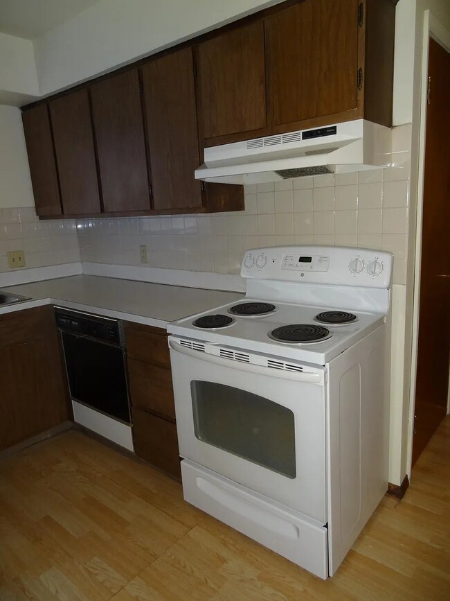 Kitchen - 1323 W Lake Lansing Rd