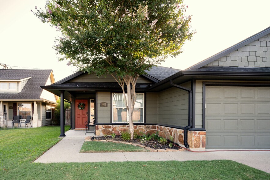 Building Photo - 1031 Fallbrook Loop