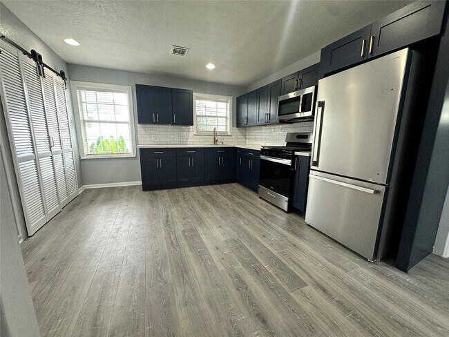 Building Photo - 502 Ave F