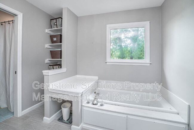 Building Photo - 4446 Pratt Ln