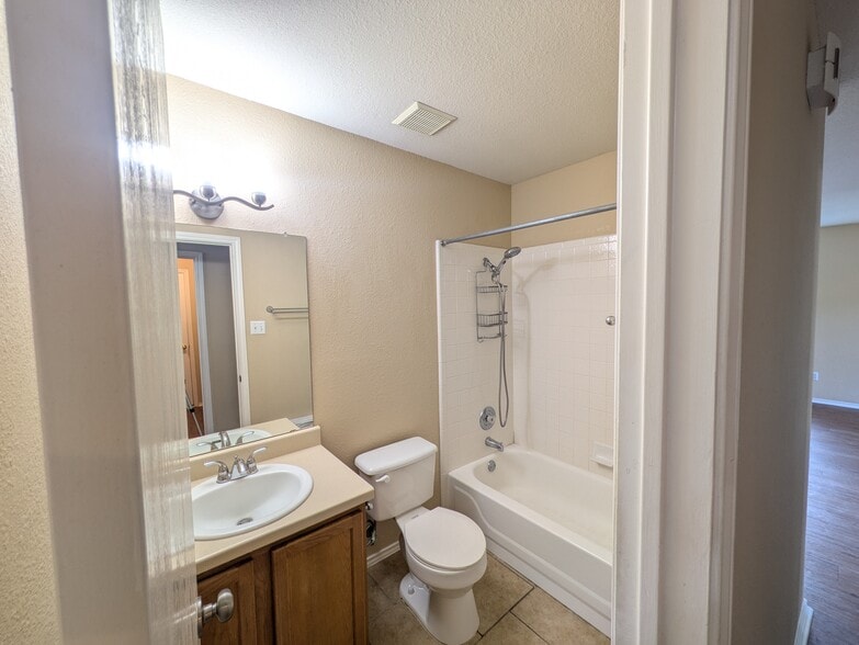 Building Photo - 133 Carolyns Way