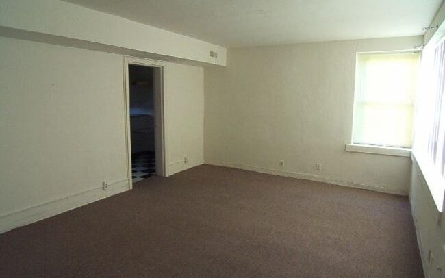 Building Photo - 1579 Meadow Rd