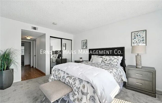 Building Photo - 955 E 3rd St