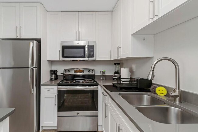 Building Photo - 4401 W Kennedy Blvd