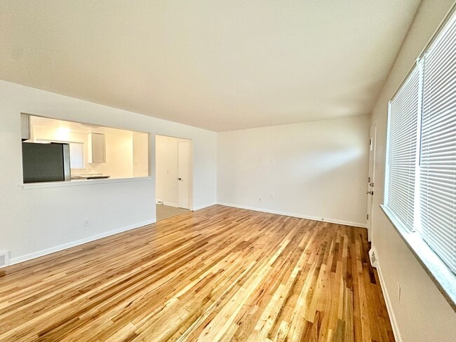 Building Photo - Modern and Spacious Duplex Style Home with...