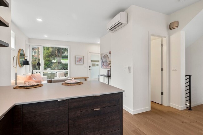 Building Photo - Beautiful Eastlake Condo