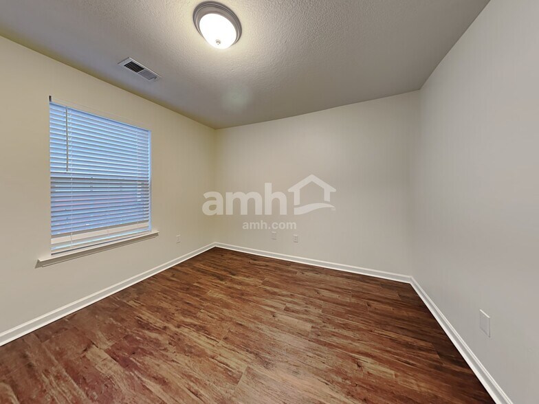 Building Photo - 200 Kingscreek Dr