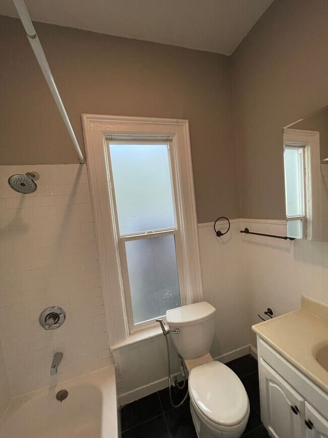 Building Photo - 1024 Wood St