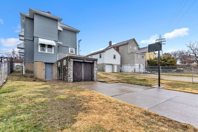 Building Photo - 3 bed 1 bath - all updated, central air, o...