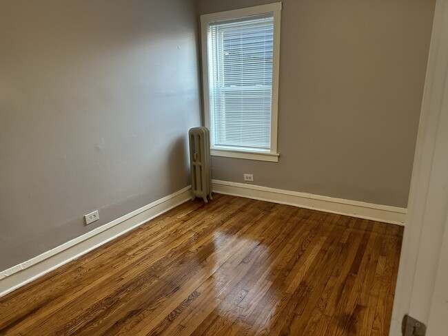 Building Photo - 4054 W Dickens Ave