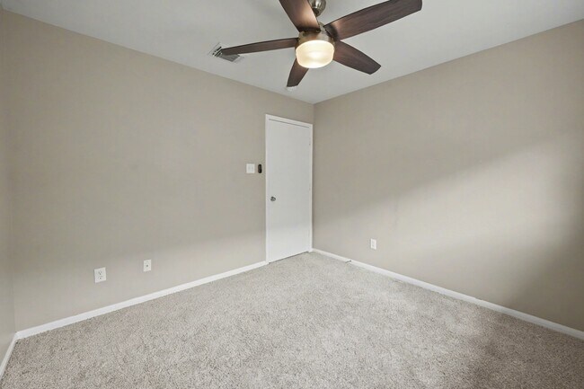 Building Photo - 10235 Mills Run Dr